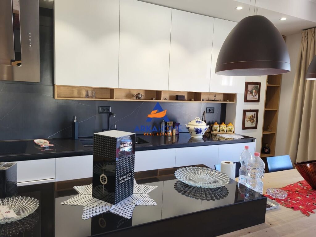 JEPET APARTAMENT ME QERA 2+1+2 BALLKONE "MINISTRIA E DREJTËSIS, BULEVARDI ZOGU I PARË" 1000 EURO