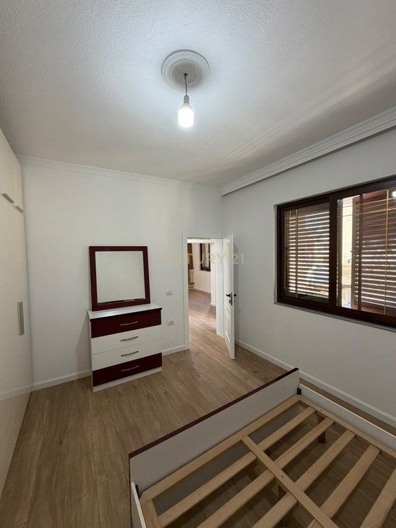 🏡 VENDESI APPARTAMENTO 1+1 più veranda, Via Frosina Plaku, Tirana – 15,000,000 LEKË