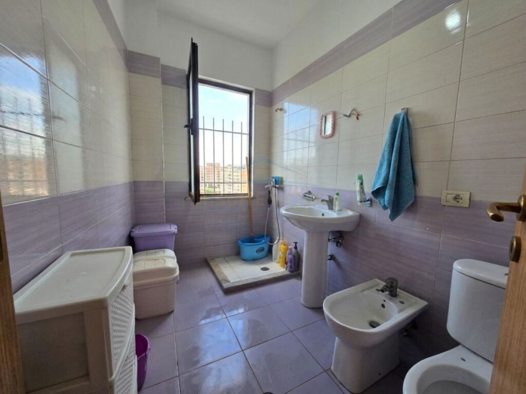 Shitet, Apartament 2+1+2, Kompleksi Molla, Tiranë