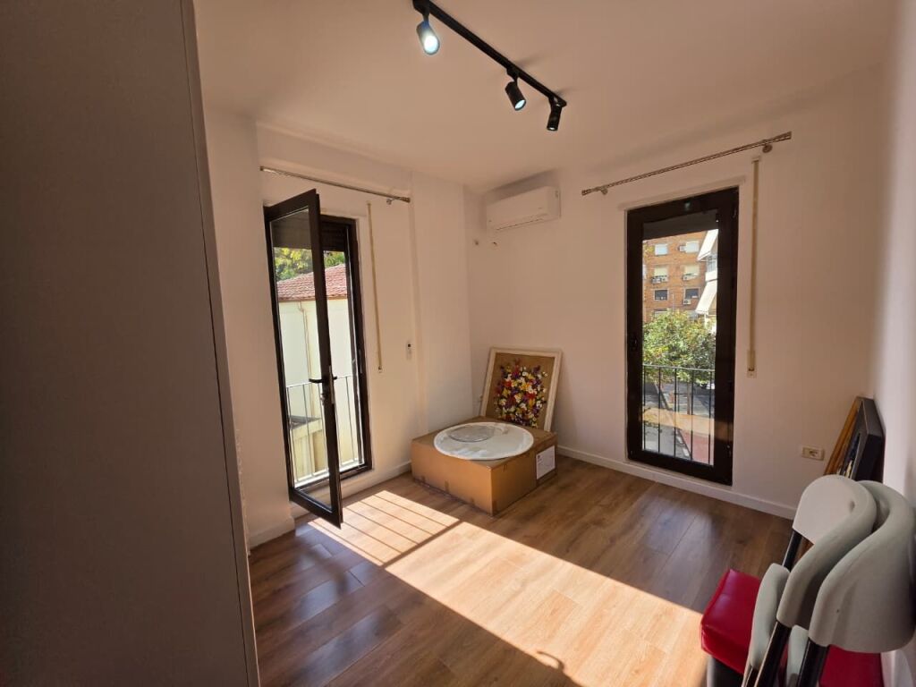 Jepet apartament 2+1+2+2 Poste Parkimi me qira tek 21 Dhjetori , prane Bar Oslo , Rruga e Kavajes .