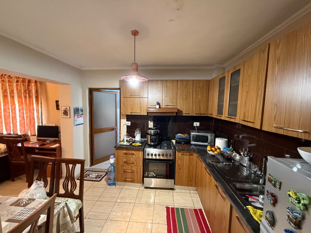 📣 IN VENDITA Appartamento 1+1 📍 Allias, Vicino alla Scuola “Bajram Curri” ✨   🔄 Disposizione: Soggiorno, Cucina Separata, Camera da Letto, Corridoio di Distribuzione, Bagno, Balcone.   🏢 Edificio Esistente 🪜 5° Piano (Senza Ascensore)  📐 Superficie 62 m2 🛋️ Arredato  ✅ Possibilità di Acquisto Con MUTUO   💶 Prezzo 106 Milioni di Lek (Non Trattabile)
