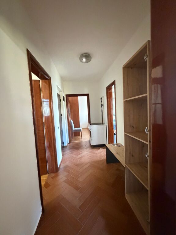 Appartamento 2+1 di fronte al centro città in via Elbasan, Centro