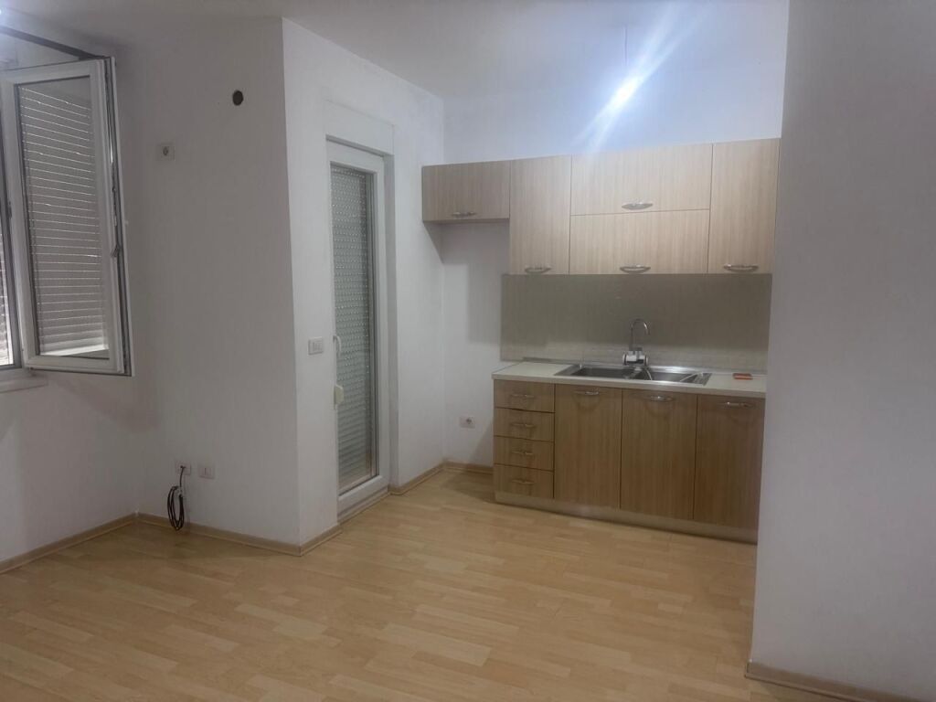 2+1 vuoto in affitto presso Kontakti 21 Dhjetori 550€