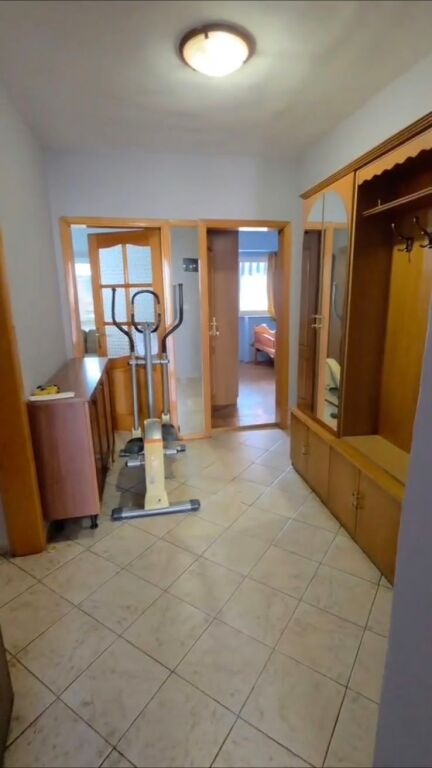 Shitet apartament 2+1 tek 21 Dhjetori , prane Komisariatit nr.2 , Rruga e Kavajes .
