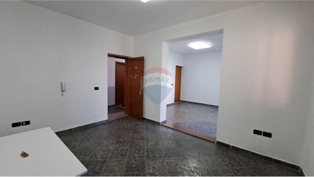 🏢 UFFICIO PREMIUM IN AFFITTO – BLV. ISMAIL QEMALI, VLORË!