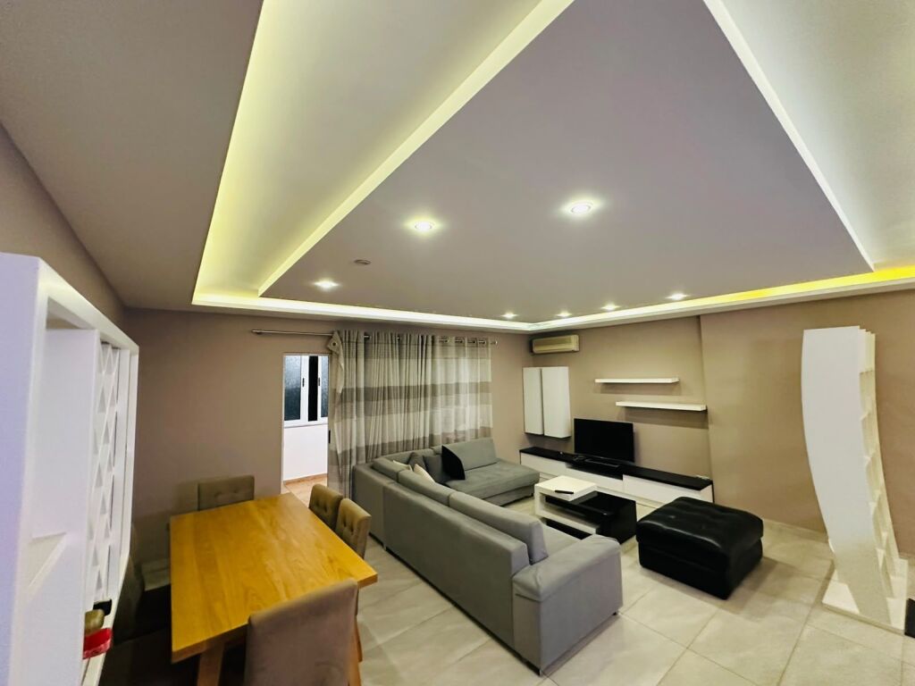 Apartament 2+1 per qira tek Komuna e Parisit.