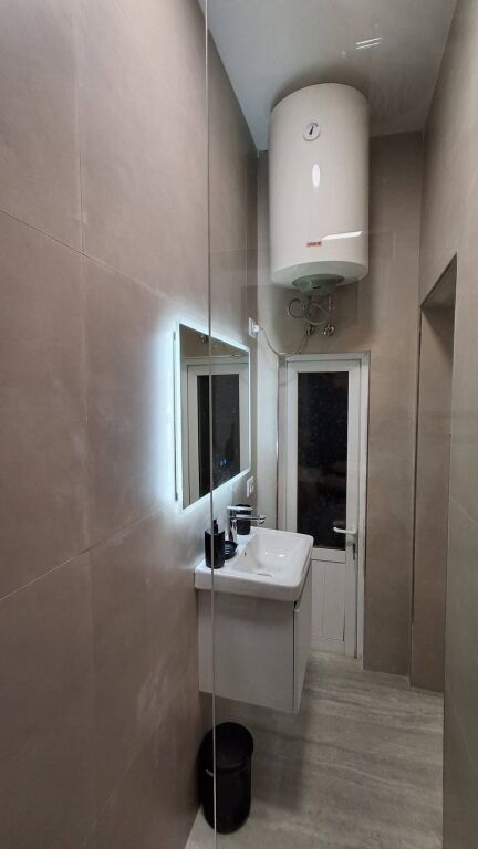 Tek 9 Kateshet, jepet me qera apartament 1+1, i mobiluar 65,000 Leke