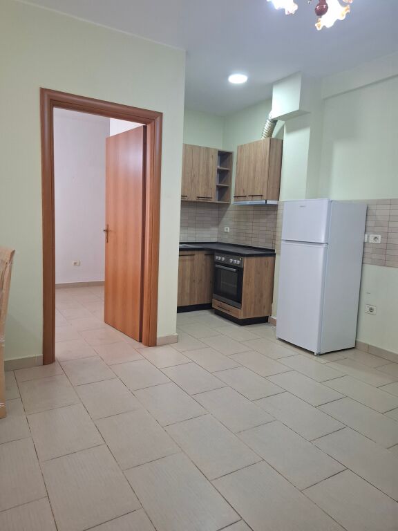 Apartament 2+1 per Qera 450Lek/muaj - Melisa, prane Restorant Freskut