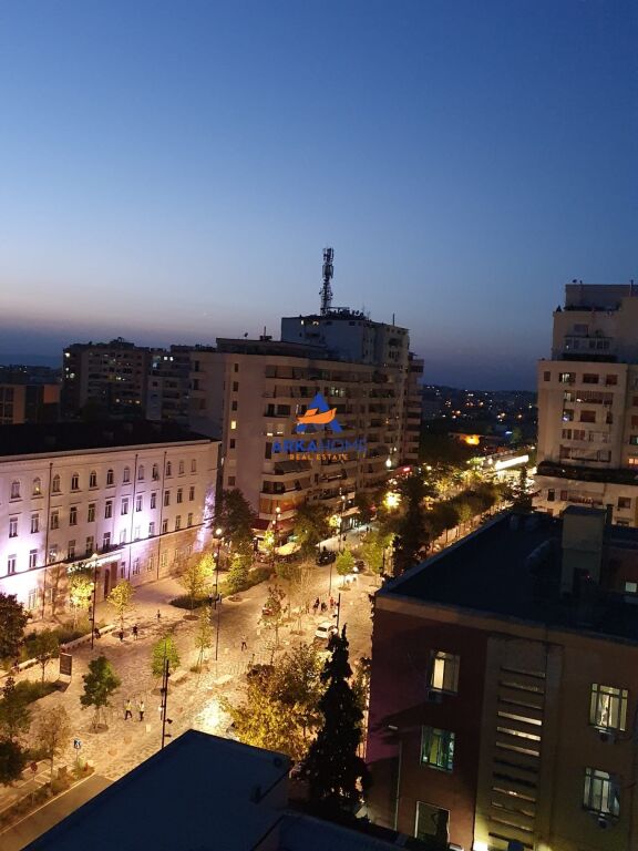 JEPET APARTAMENT ME QERA 2+1+2 BALLKONE "MINISTRIA E DREJTËSIS, BULEVARDI ZOGU I PARË" 1000 EURO