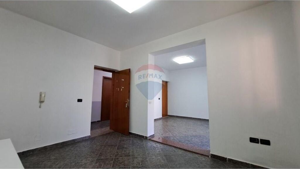 🏢 UFFICIO PREMIUM IN AFFITTO – BLV. ISMAIL QEMALI, VLORË!