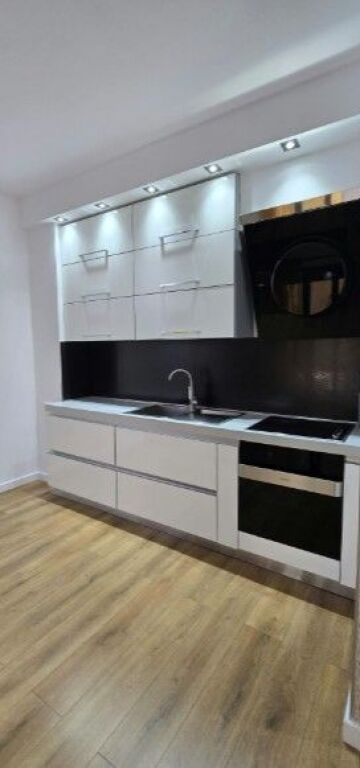 JEPET ME QIRA APARTAMENT 2+1+2 ME VERANDË DHE 2 POSTE PARKIMI – RRUGA E KAVAJËS