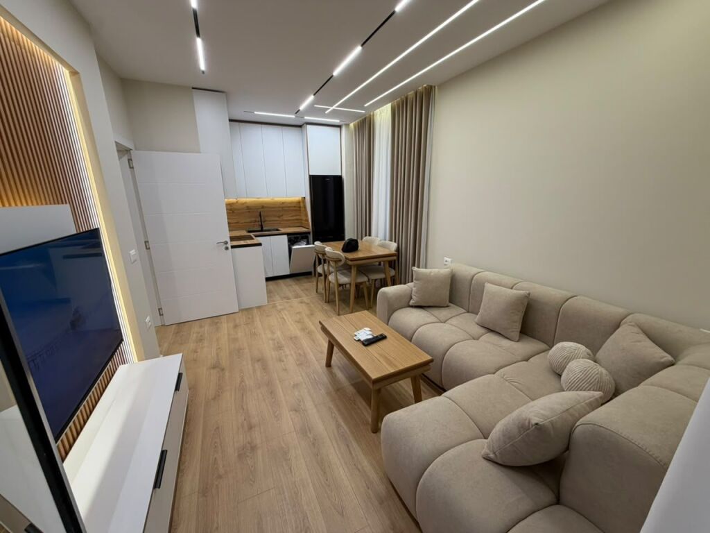 🏡 Jepet me qira super apartament 2+1  📍 Rruga 5 Maji, Tiranë