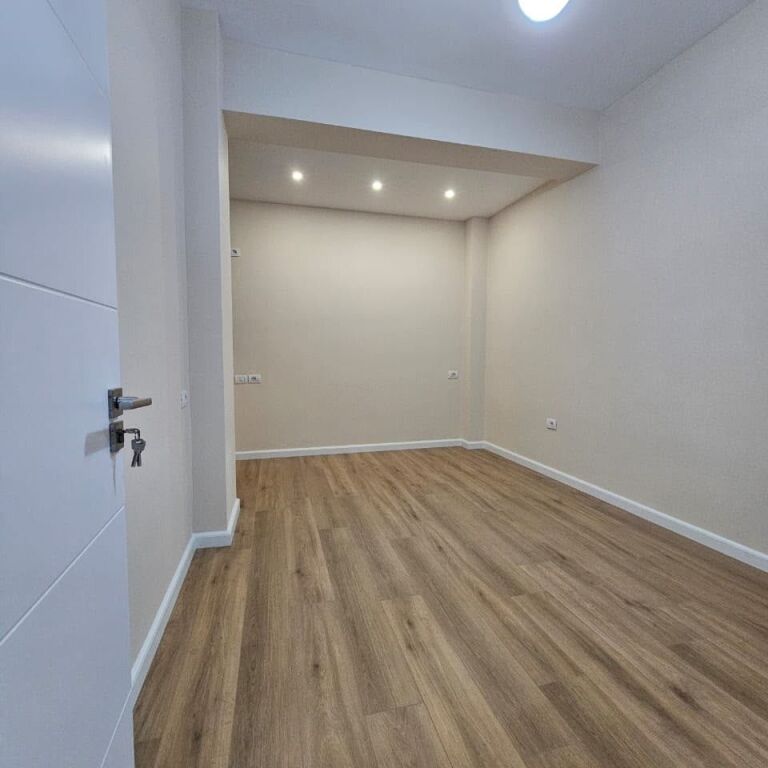 Apartament 1+1 i rinovuar në shitje në Rrugën e Kavajës, Tiranë
