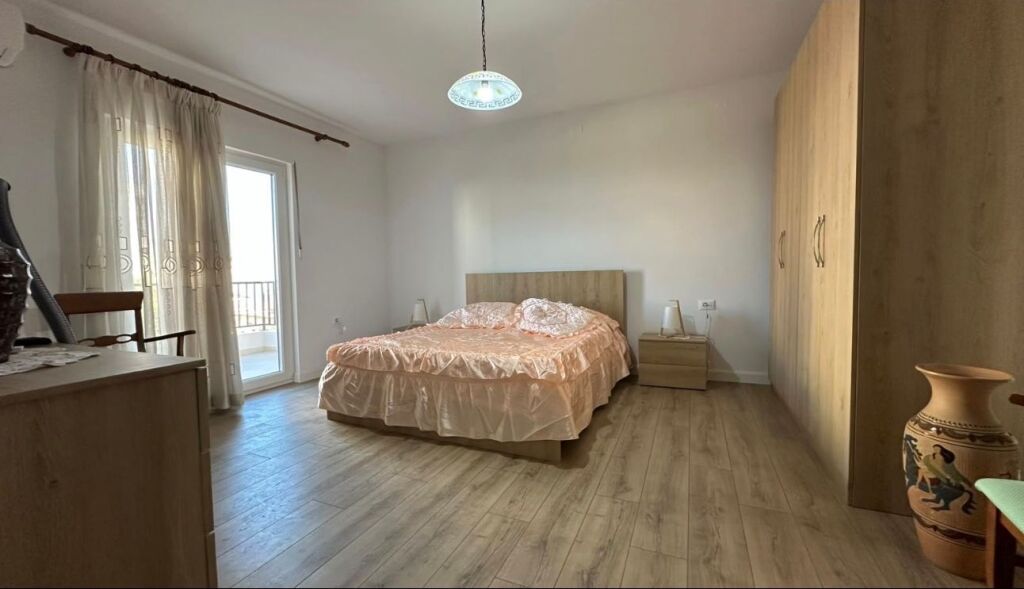 2+1 apartment with 2 bathrooms for rent at Komuna e Parisit!