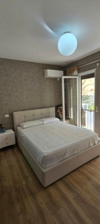JEPET ME QIRA APARTAMENT 2+1+2 ME VERANDË DHE 2 POSTE PARKIMI – RRUGA E KAVAJËS