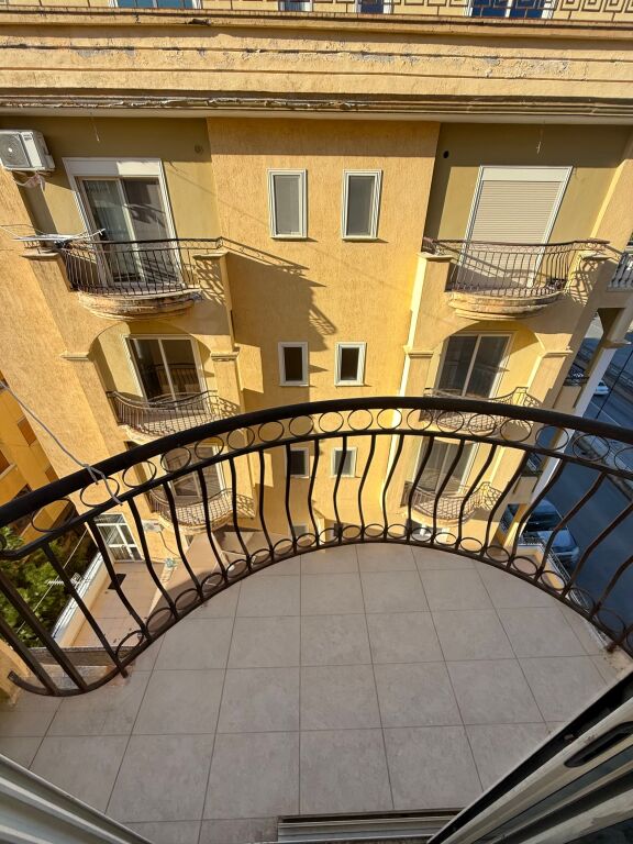 Appartamento 1+1 con due balconi Al Colosseo 📌Shkëmbi i Kavajës 80,000💶