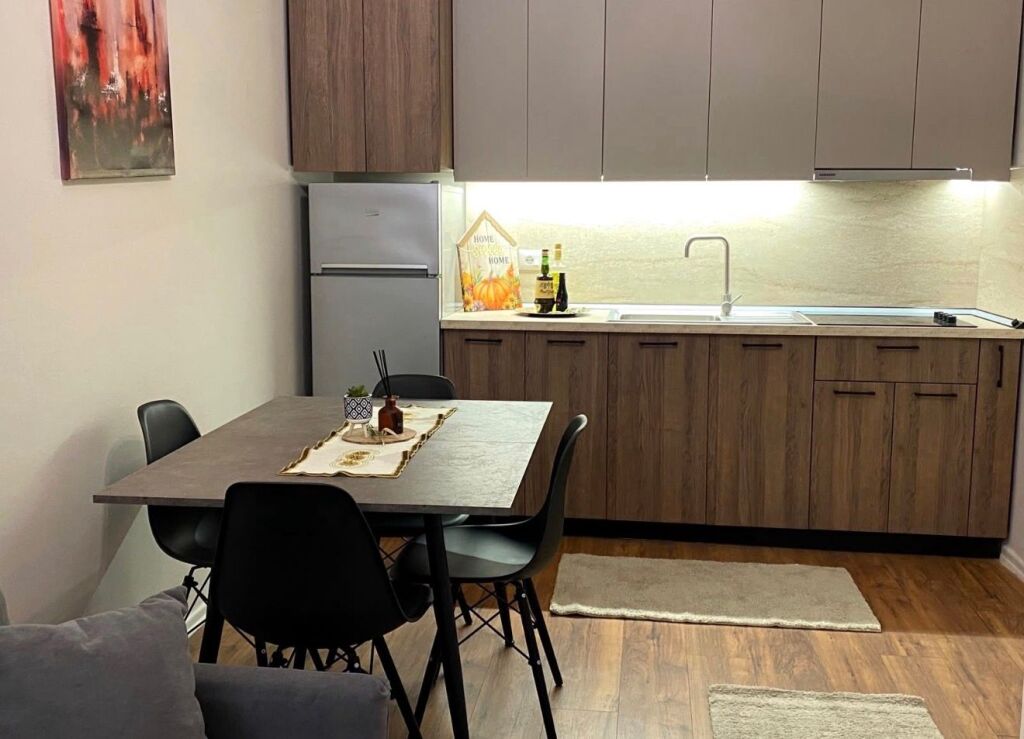 Jepet me qira apartament 1+1 në Bllok