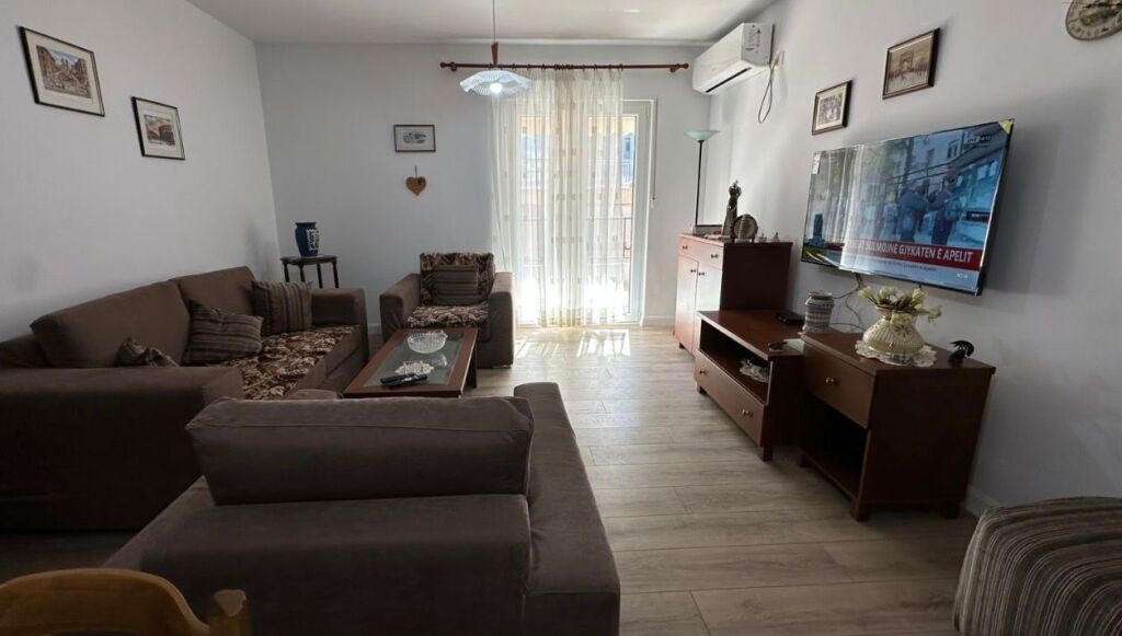 2+1 apartment with 2 bathrooms for rent at Komuna e Parisit!