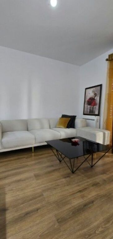 JEPET ME QIRA APARTAMENT 2+1+2 ME VERANDË DHE 2 POSTE PARKIMI – RRUGA E KAVAJËS