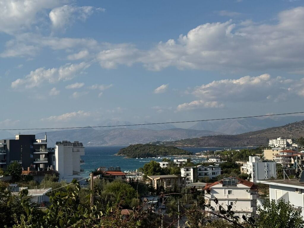 Shitet truall ksamil pamje nga deti 320m2