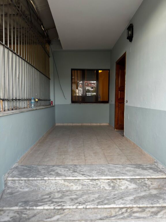 SHITET APARTAMENT 3+1 ME HYRJE PRIVATE – PALLATET E DIBRANËVE, ALI DEMI