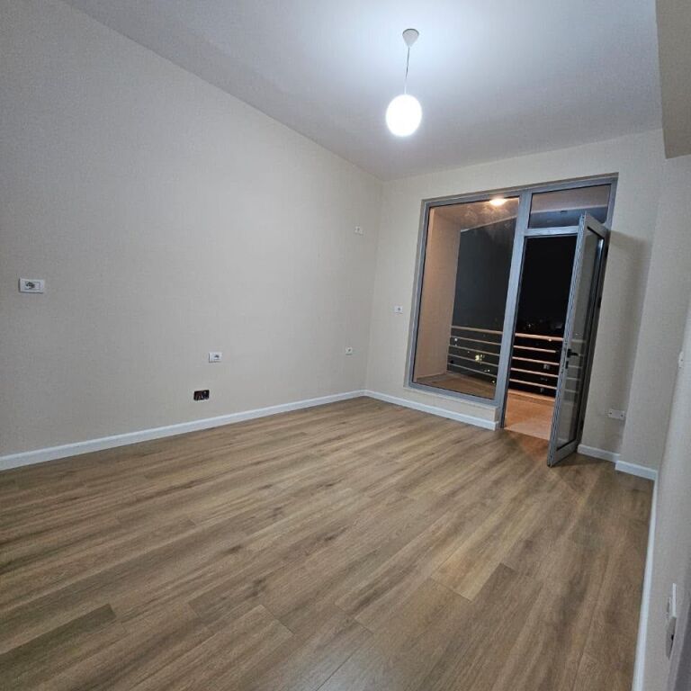 Apartament 1+1 i rinovuar në shitje në Rrugën e Kavajës, Tiranë