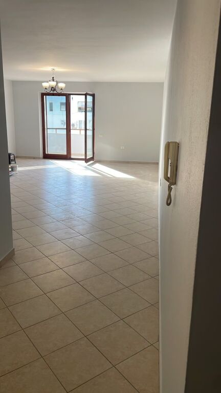750€ / Month.  Apartment/office for rent,  Train station.