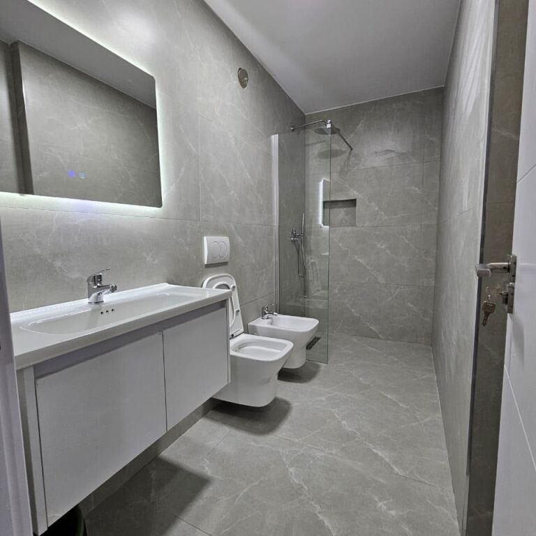 Apartament 1+1 i rinovuar në shitje në Rrugën e Kavajës, Tiranë