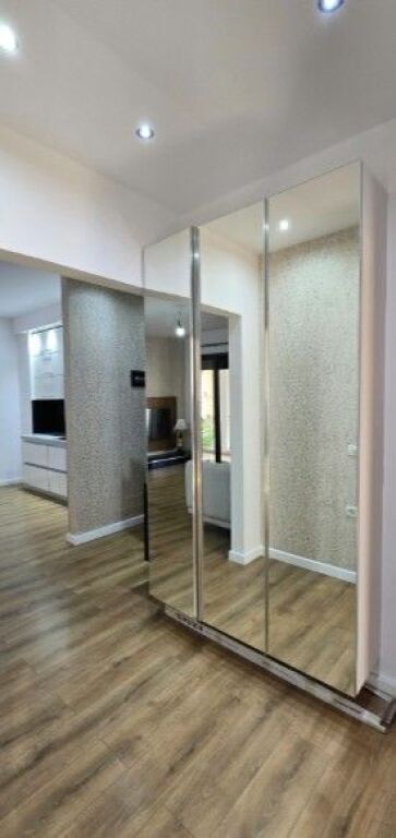 JEPET ME QIRA APARTAMENT 2+1+2 ME VERANDË DHE 2 POSTE PARKIMI – RRUGA E KAVAJËS