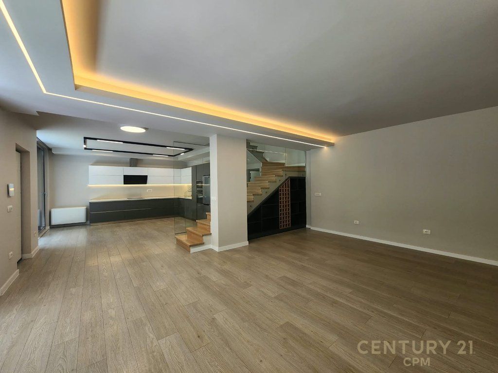 Duplex 3+3+1+PARCHEGGIO in Affitto vicino al Lago Secco, Tirana - 2000€ | 200 m²