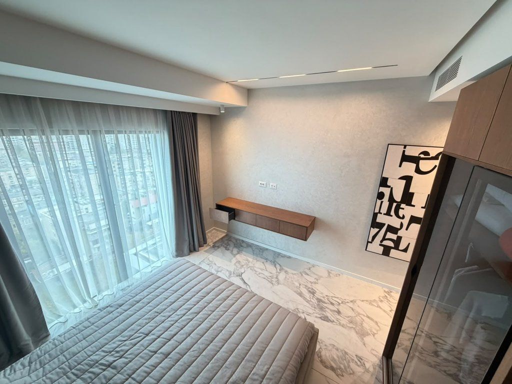 Jepet me Qira Duplex Luksoz në "Square 21" me Verandë Panoramike dhe Parkim Privat