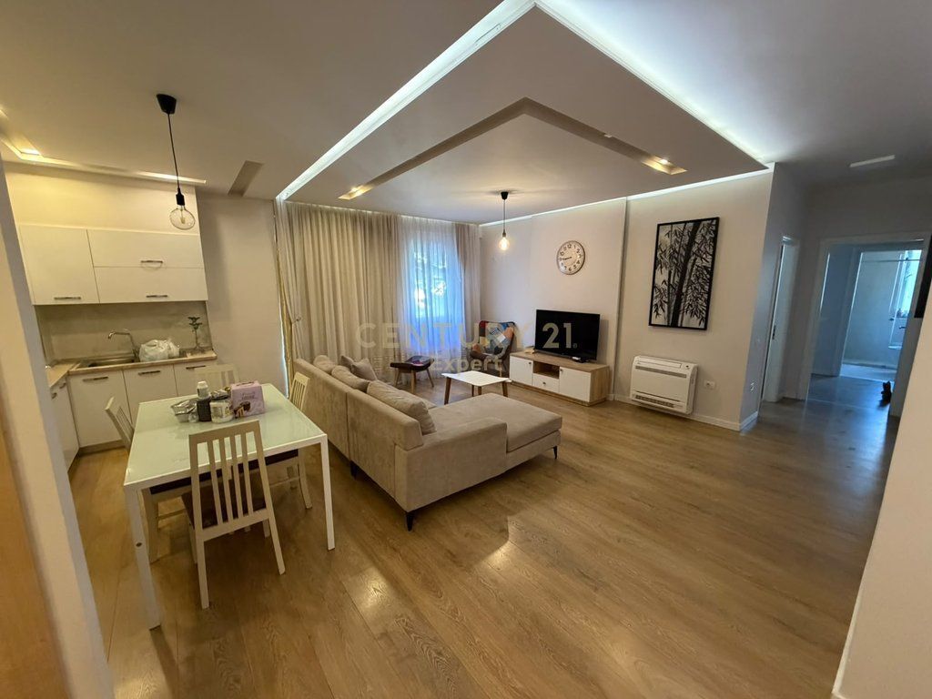 Shitet apartament 2+1+2 tek Liqeni i That