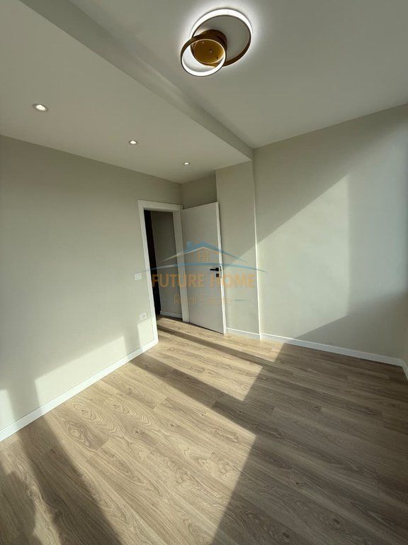 For sale, 1+1 apartment, Komuna e Parisit!
