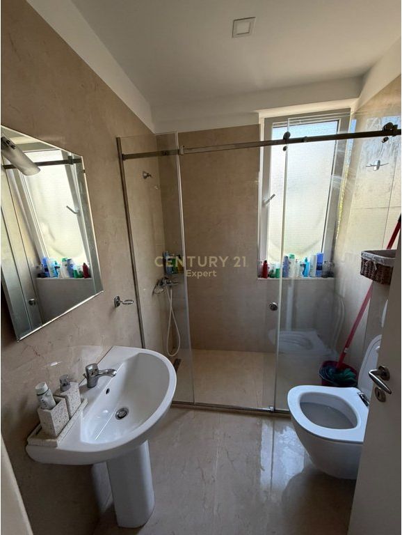 Shitet apartament 2+1+2 tek Liqeni i That