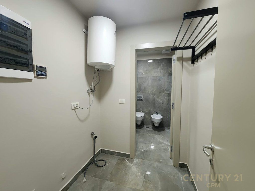 Duplex 3+3+1+PARCHEGGIO in Affitto vicino al Lago Secco, Tirana - 2000€ | 200 m²