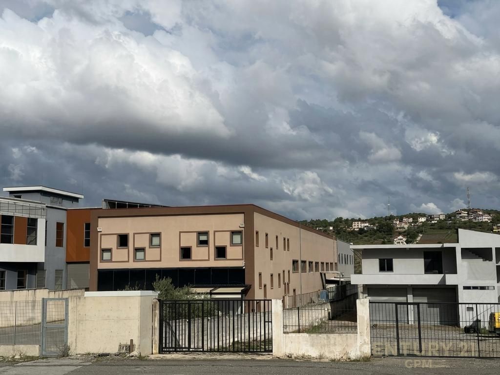 Kapanon per shitje ne autostraden Tirane-Durres.