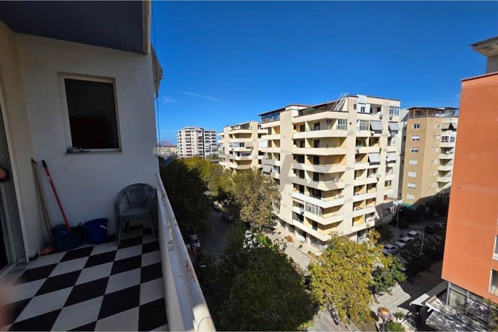 Apartament me qira 2+1+2