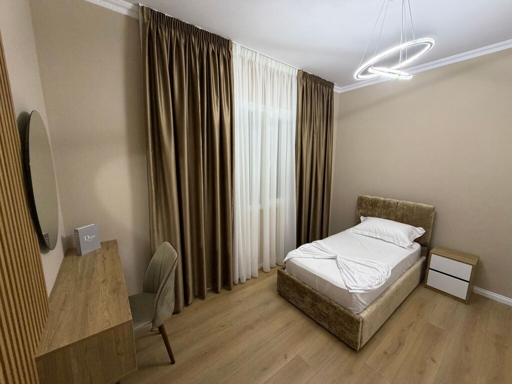 📣 QERA SUPER Apartament 2+1 Me 2 Tualete Dhe Parking 📍 Kopeshti Botanik, Prane Xhamise ✨💶 Cmimi 1.200 Euro/Muaj