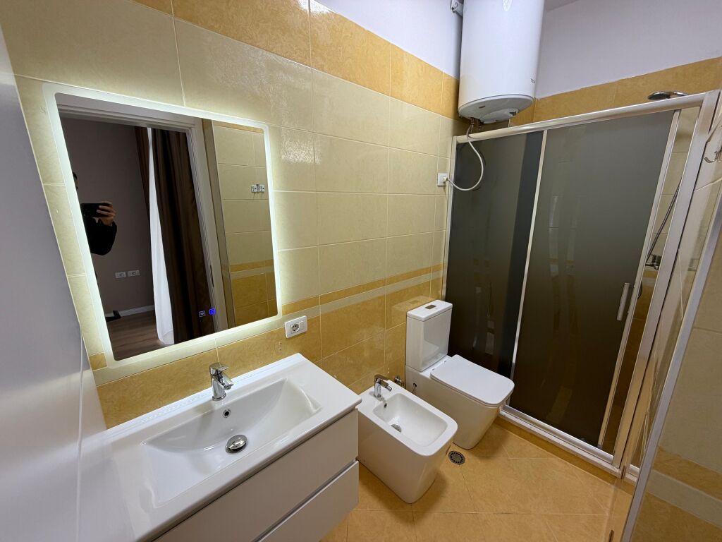 📣 QERA SUPER Apartament 2+1 Me 2 Tualete Dhe Parking 📍 Kopeshti Botanik, Prane Xhamise ✨💶 Cmimi 1.200 Euro/Muaj