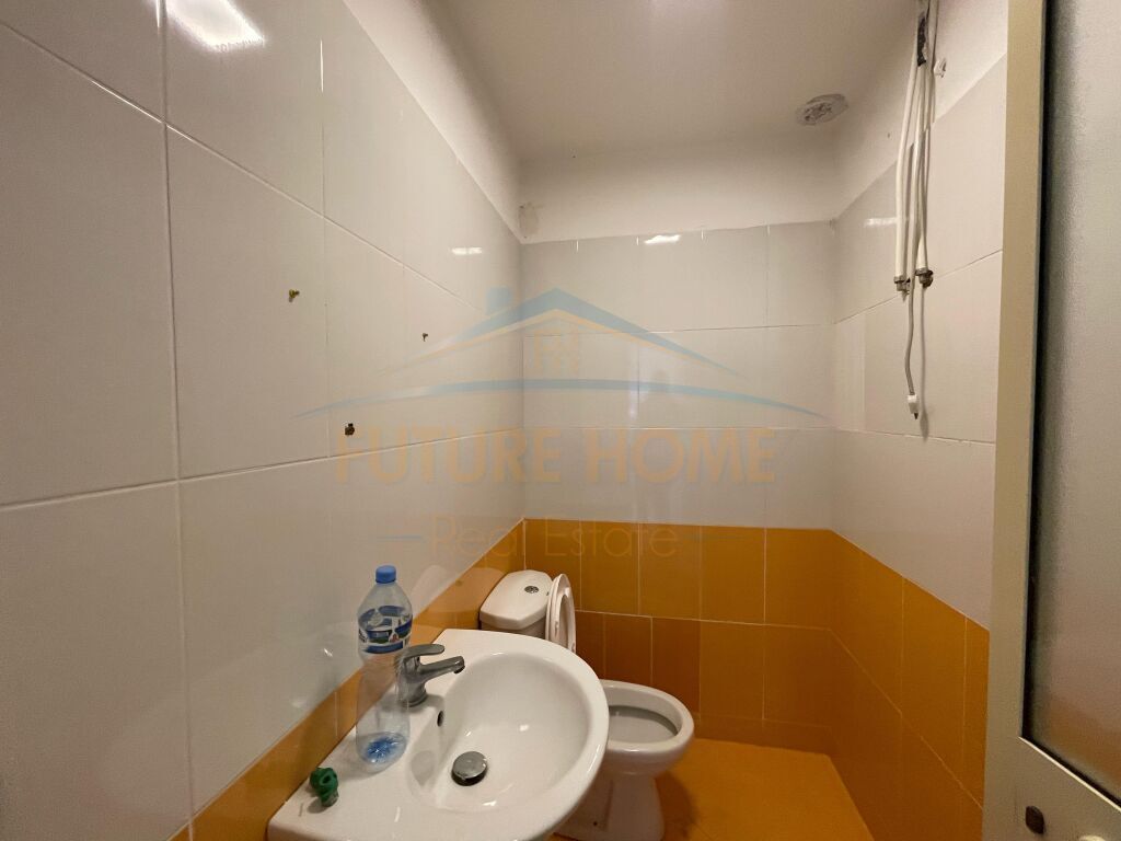 -Qera, Ambient Biznesi, Ish Urt, Durrës