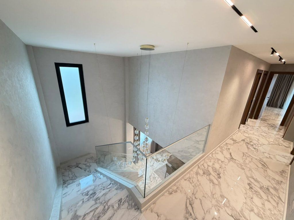 Jepet me Qira Duplex Luksoz në "Square 21" me Verandë Panoramike dhe Parkim Privat