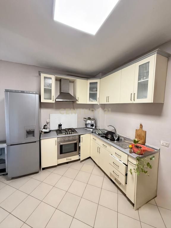 Shitet Apartamente 1+1 me dy Ballkone Tek Koloseu 📌Shkembi i Kavajes 80,000💶
