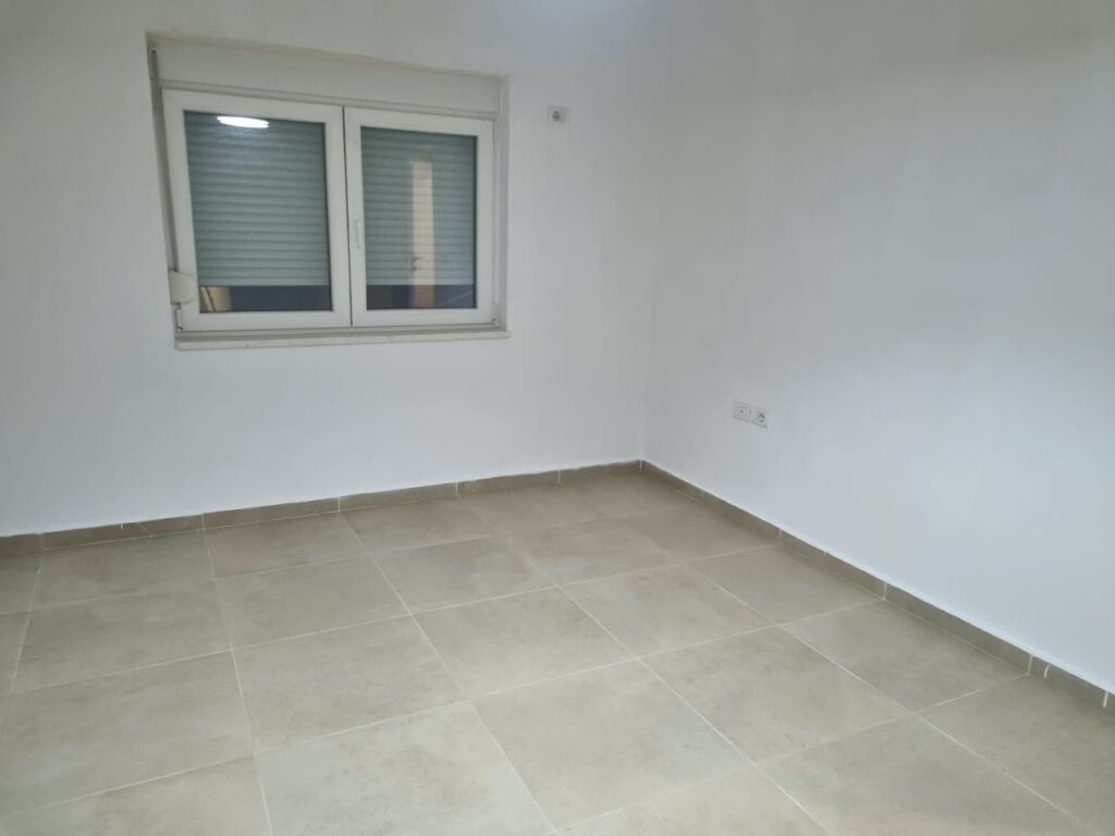 🏢Ali Demit, vicino alla scuola “Kushtrimi i Lirise”, appartamento 2+1 in affitto, parzialmente arredato, 50.000 lek