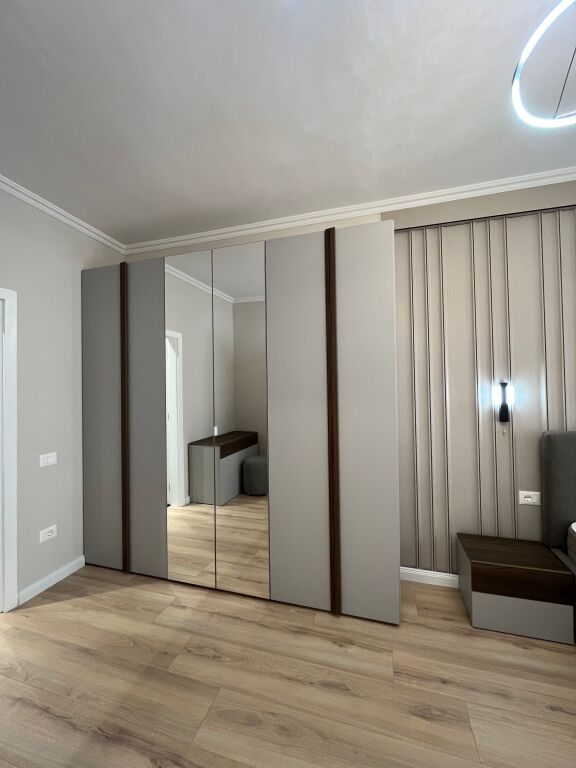 Shitet,Apartament 2+1+1 ,Unaza e Re , Prane bar Artistit