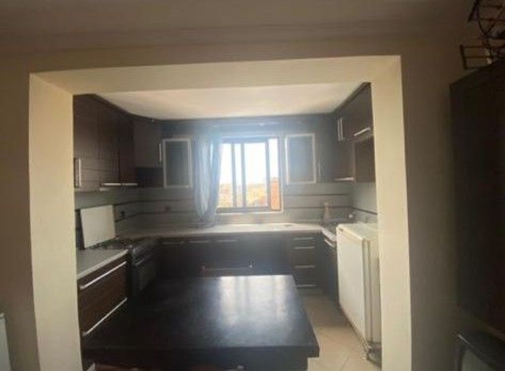 Dietro l'ex ristorante di Durazzo, si affitta un appartamento arredato 2+1. 50.000 Lekë