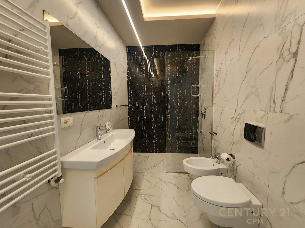 Duplex 3+3+1+PARCHEGGIO in Affitto vicino al Lago Secco, Tirana - 2000€ | 200 m²