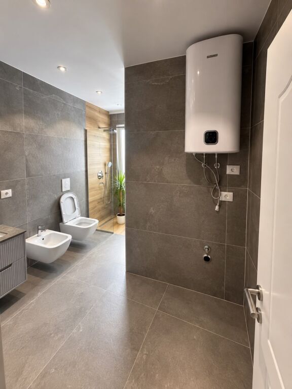 Shitet apartament 1+1 tek Komuna e Parisit