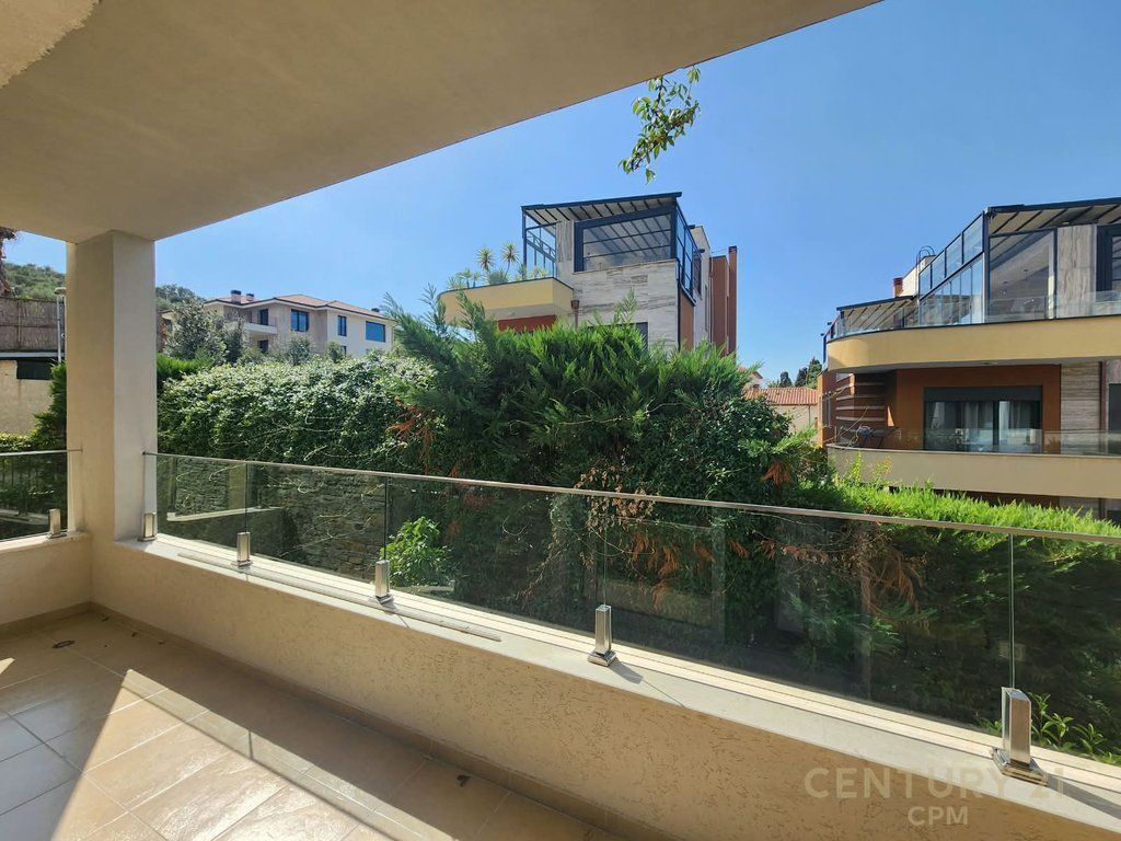 Duplex 3+3+1+PARCHEGGIO in Affitto vicino al Lago Secco, Tirana - 2000€ | 200 m²