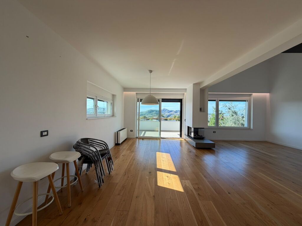 Vile 3 Kateshe per qira tek Long Hill Residence prane TEG.