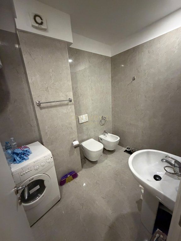 Shitet apartament 2+1+2 tek Liqeni i That